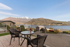 Lake Views on De La Mare Place, 3 BDR, Free Wi-Fi & Parking